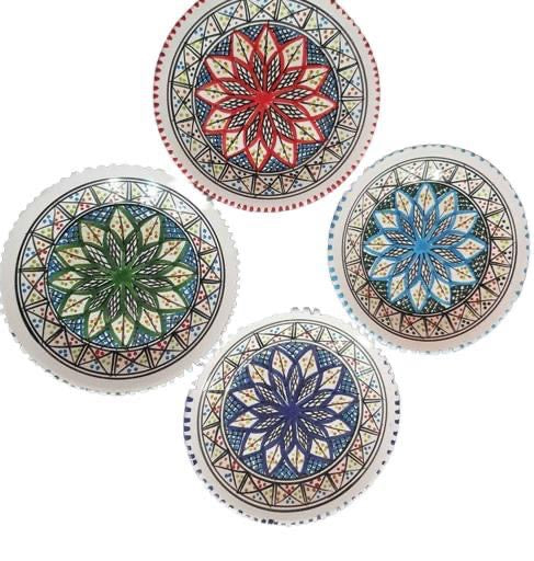 Assiette plate en céramique tunisienne – Faite main, artisanat authentique, décoration de table méditerranéenne 🍽️